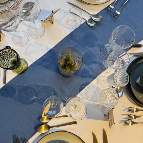 Chemin de table coton gaufré bleu denim 26 x 300 cm 